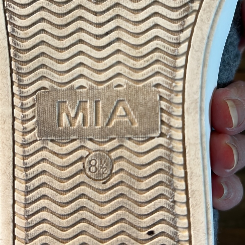 Mia Slip ons size 8.5 - Picture 6 of 7